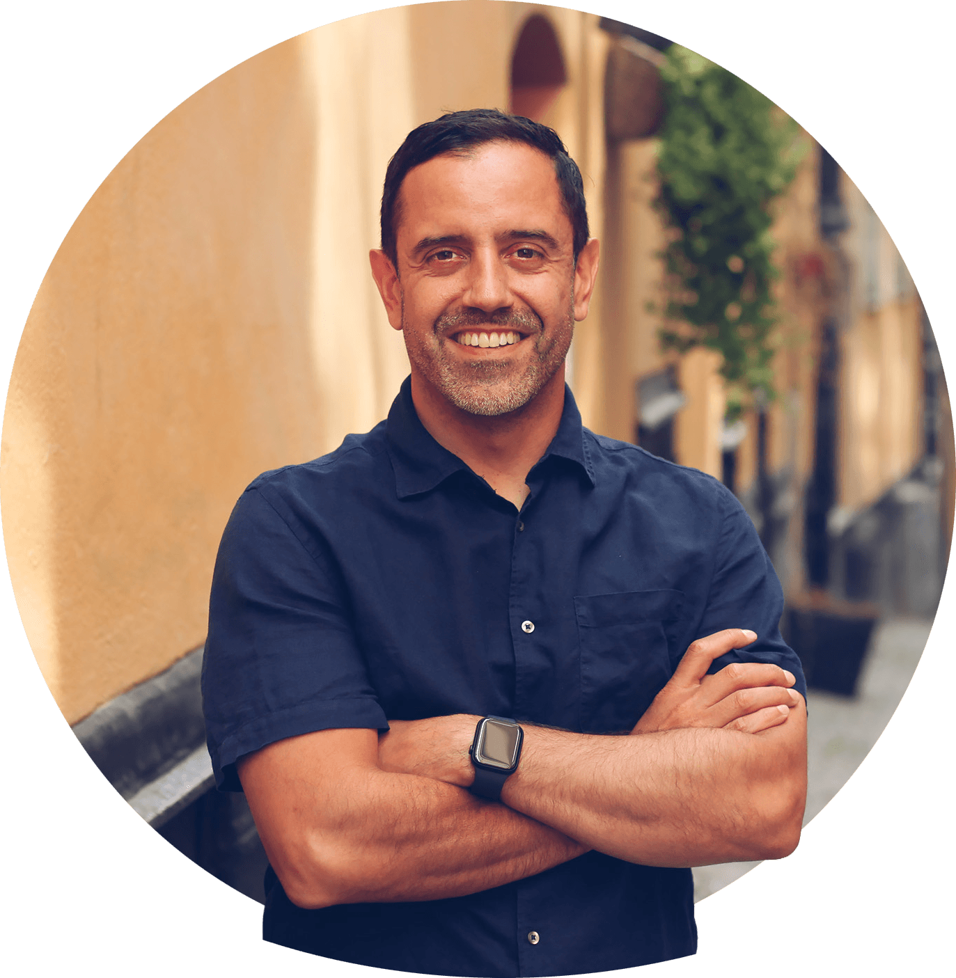 Marcos med stort smil med kort svart hår i lyseblå pikéskjorte. Foto.